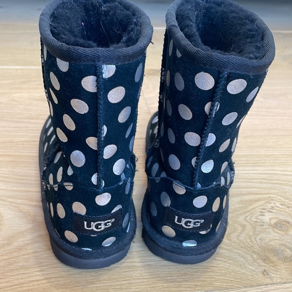 LIKE NEW! Uggs girls size 4. Worn twice black with silver polka dot Fully lined - Picture 4 of 8